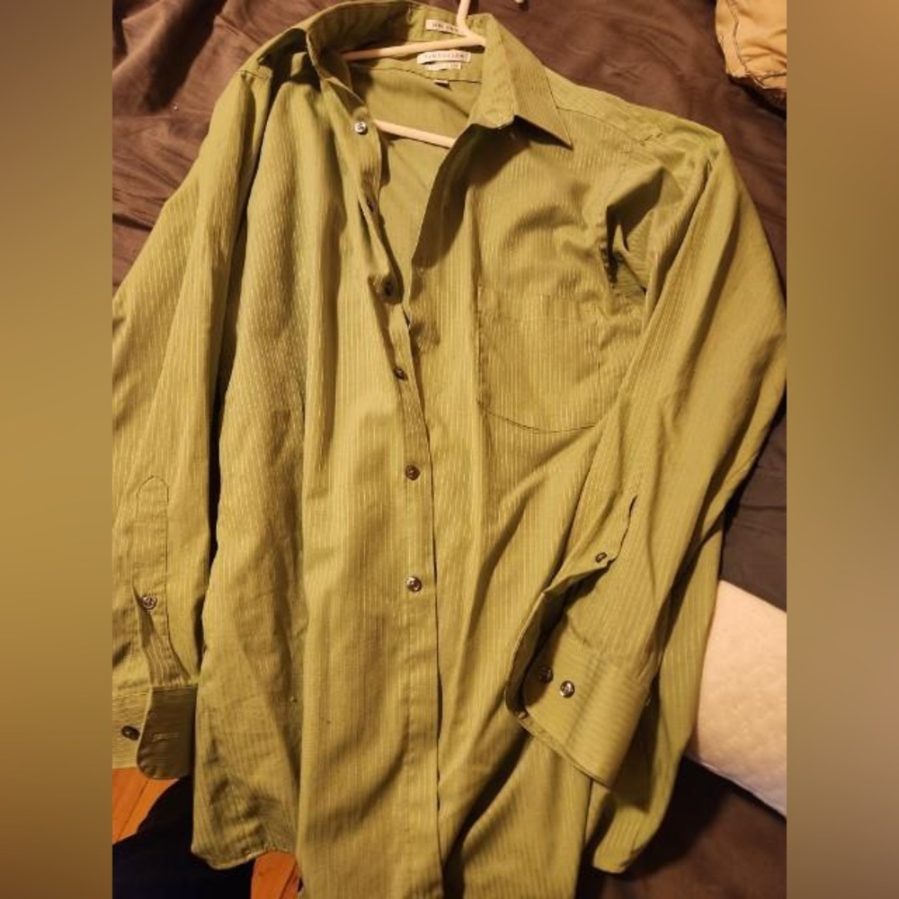 New Van Heusen Long Sleeve Dress Shirt (Medium)